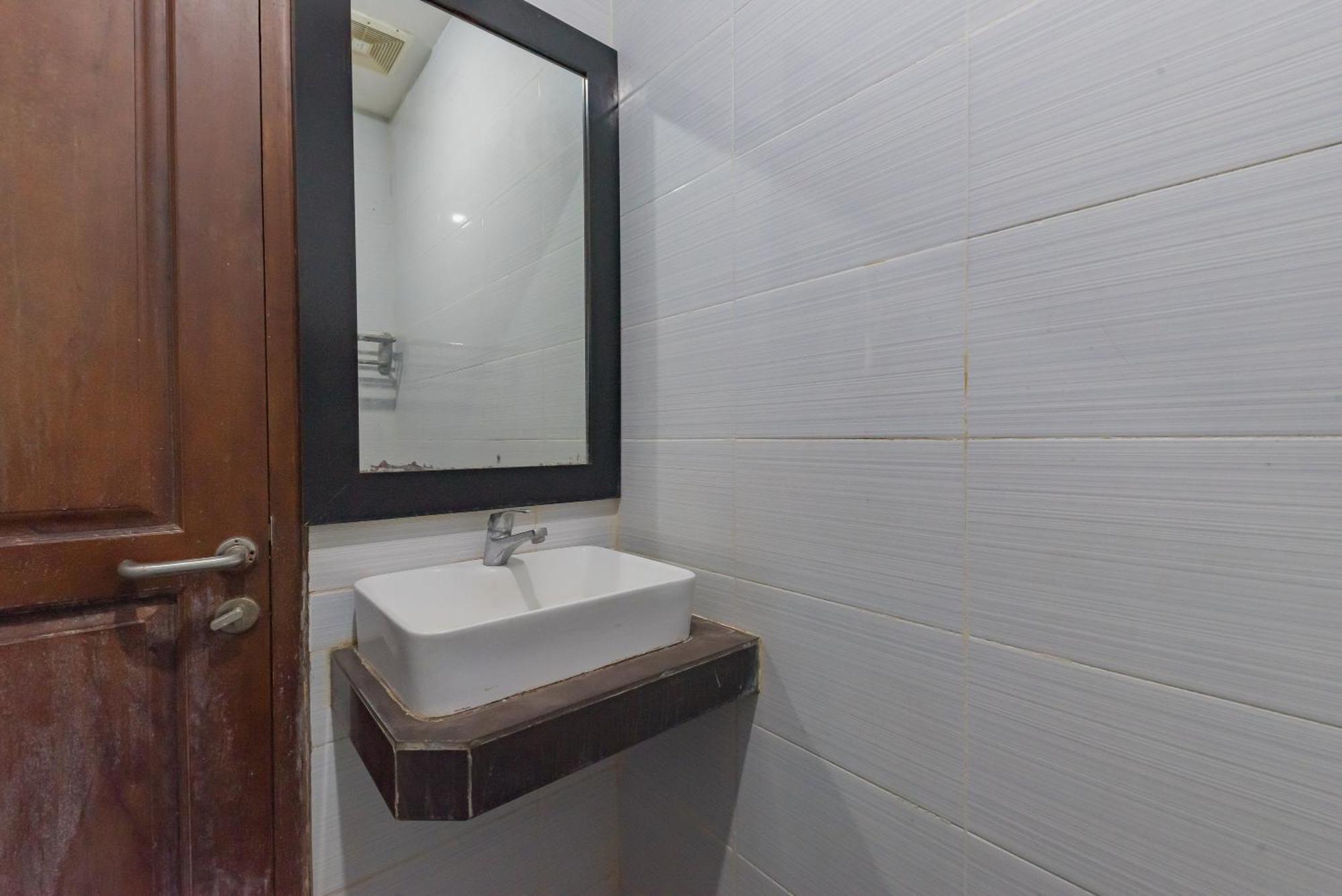 Reddoorz At La Mega Near Pasar Pagi Cirebon Hotel Luaran gambar
